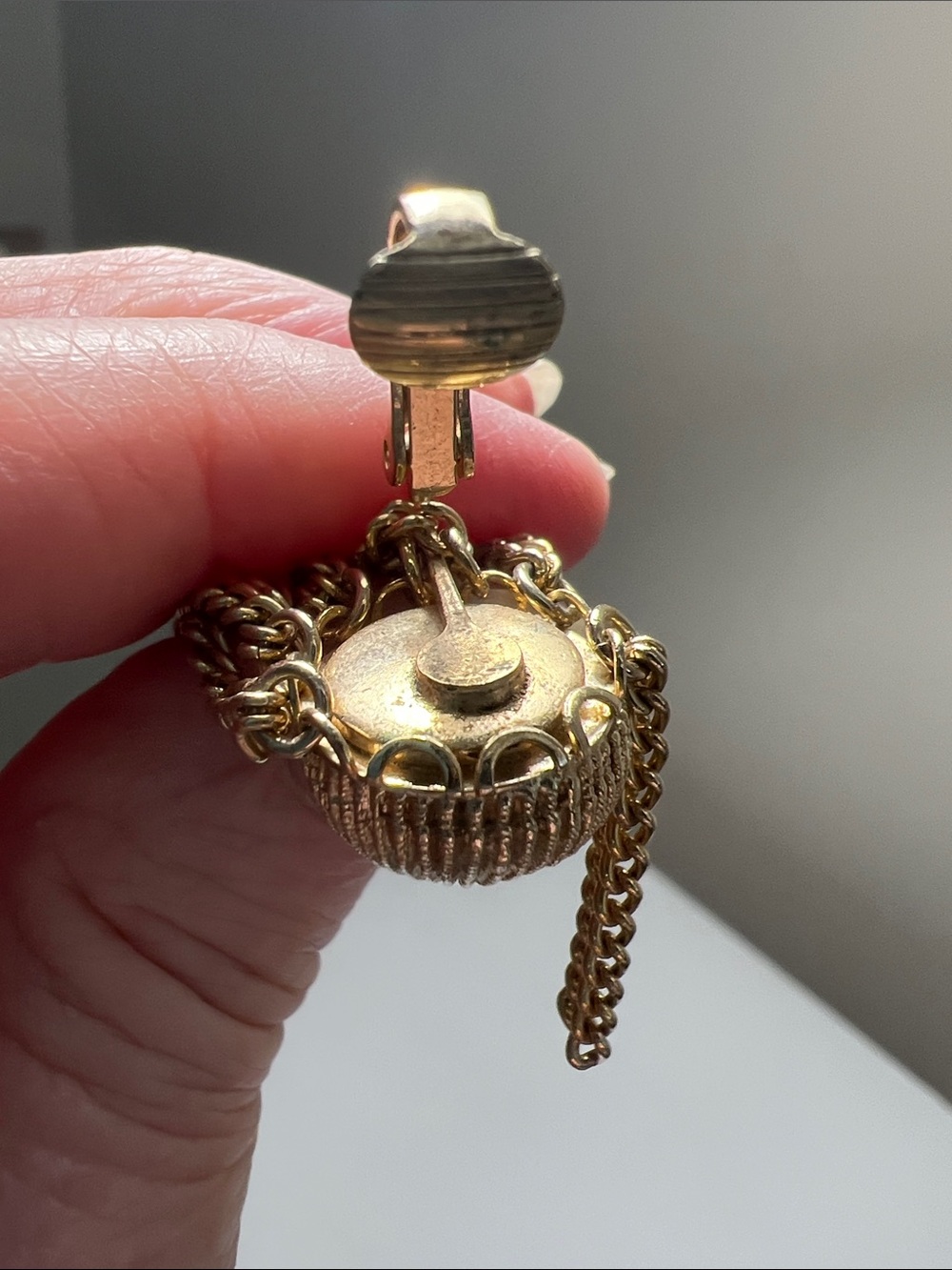 Golden Chain Tassel Dome Clip-On Earrings - Vintage - Picture 3 of 13